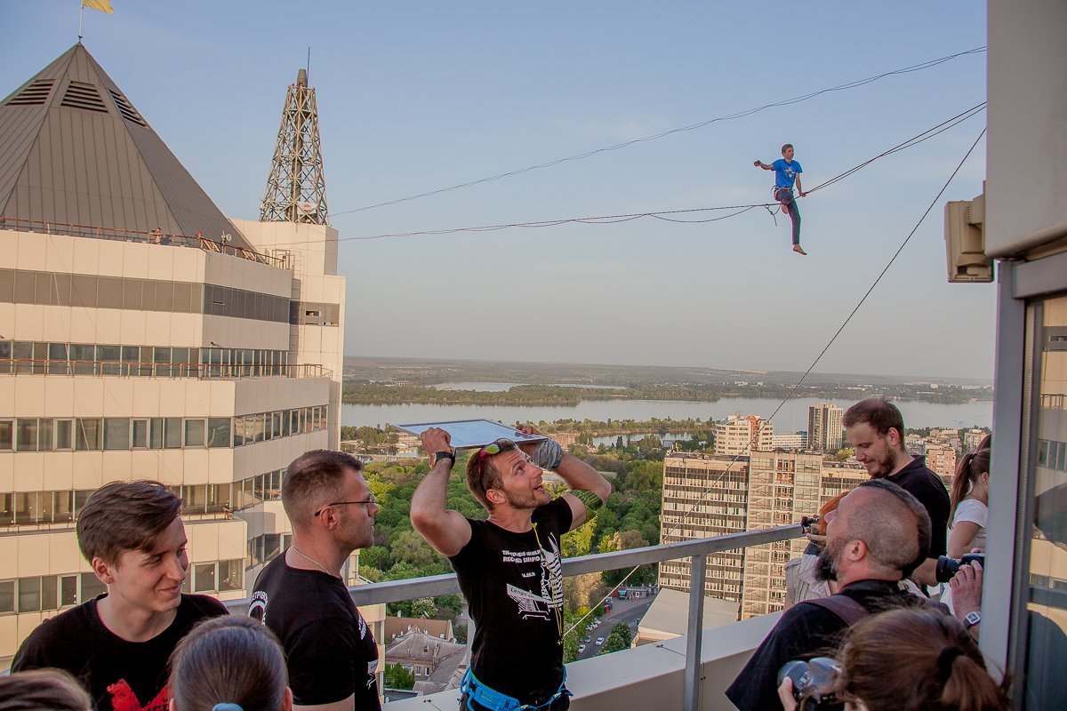 Экстремалы выглядели очень впечатляюще на фоне голубого неба и в лучах закатного солнца Экстремалы выглядели очень впечатляюще на фоне голубого неба и в лучах закатного солнца