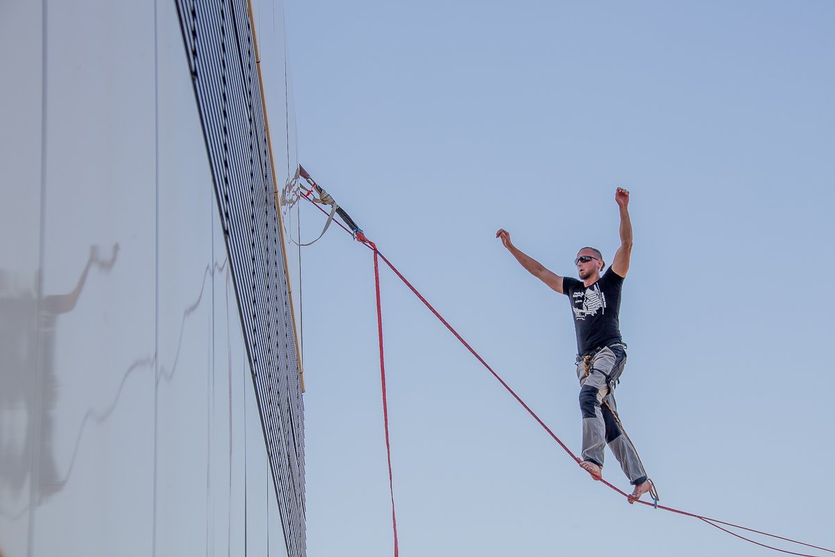За невероятным зрелищем наблюдали десятки горожан За невероятным зрелищем наблюдали десятки горожан