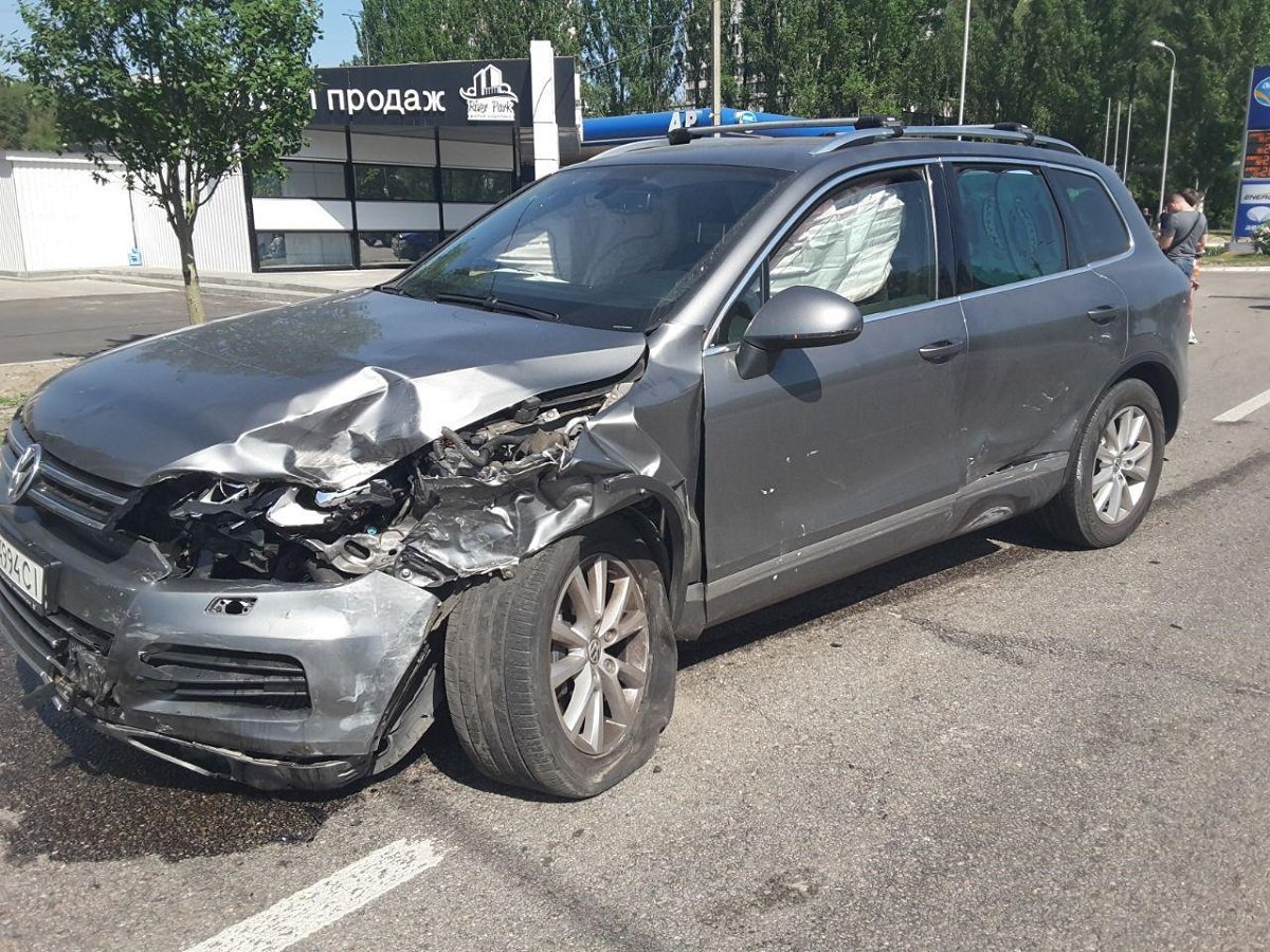 На Набережной Победы столкнулись Hyundai и Volkswagen Touareg