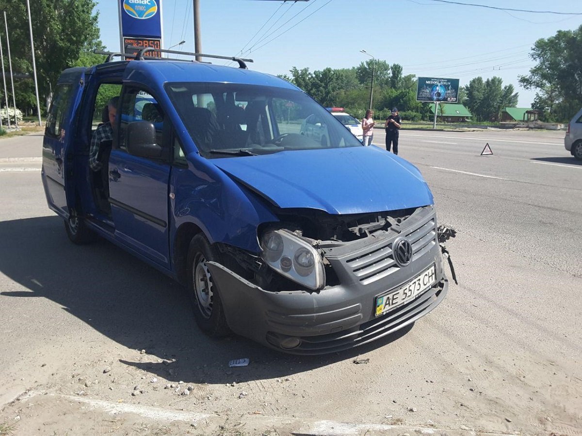 Водитель Volkswagen Touareg, пытаясь избежать столкновения, зацепил Volkswagen Cadi
