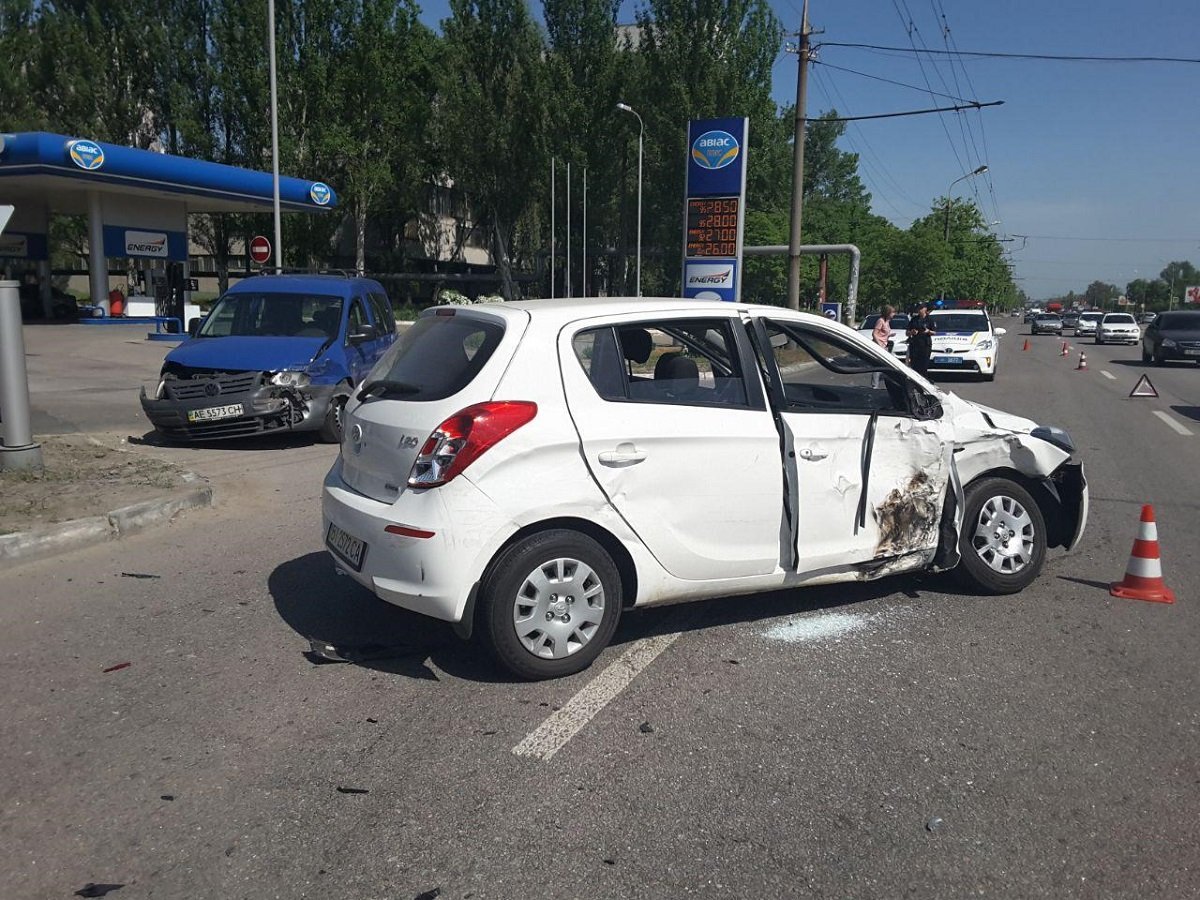 Пострадали водитель и пассажир иномарки