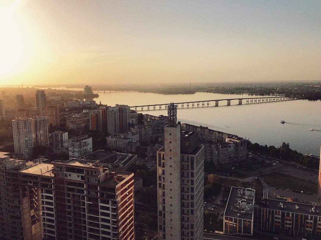 И камнем вниз с крыши дома...