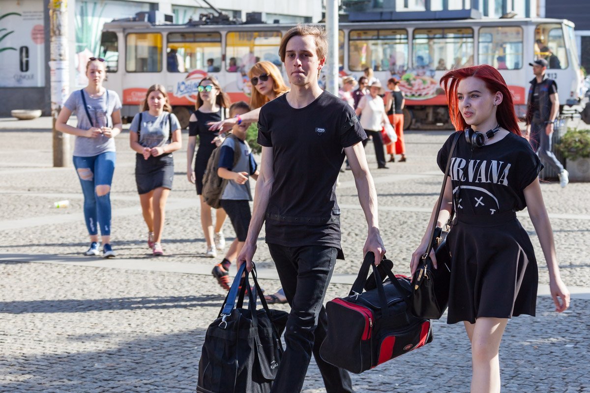 Даже самой жаркой весной любителей черного цвета не сломить 