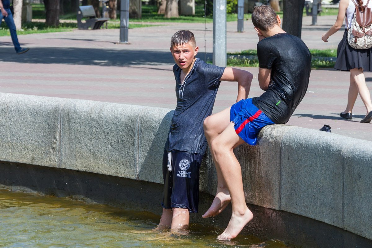 Юношеская сборная открыла сезон по купанию в фонтанах