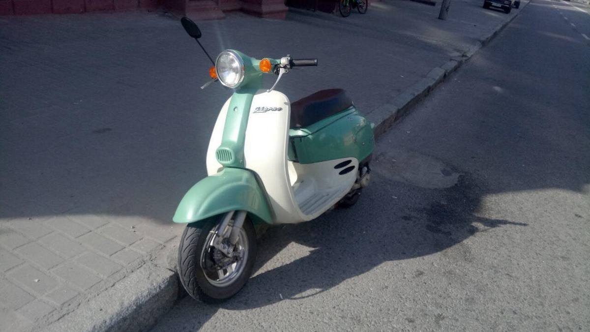 В результате аварии пострадал водитель зеленого скутера