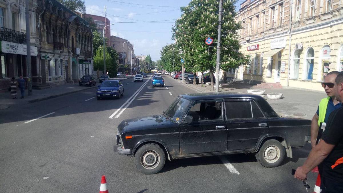 ВАЗ 2106 выехал с улицы Мечникова на улицу Фабра