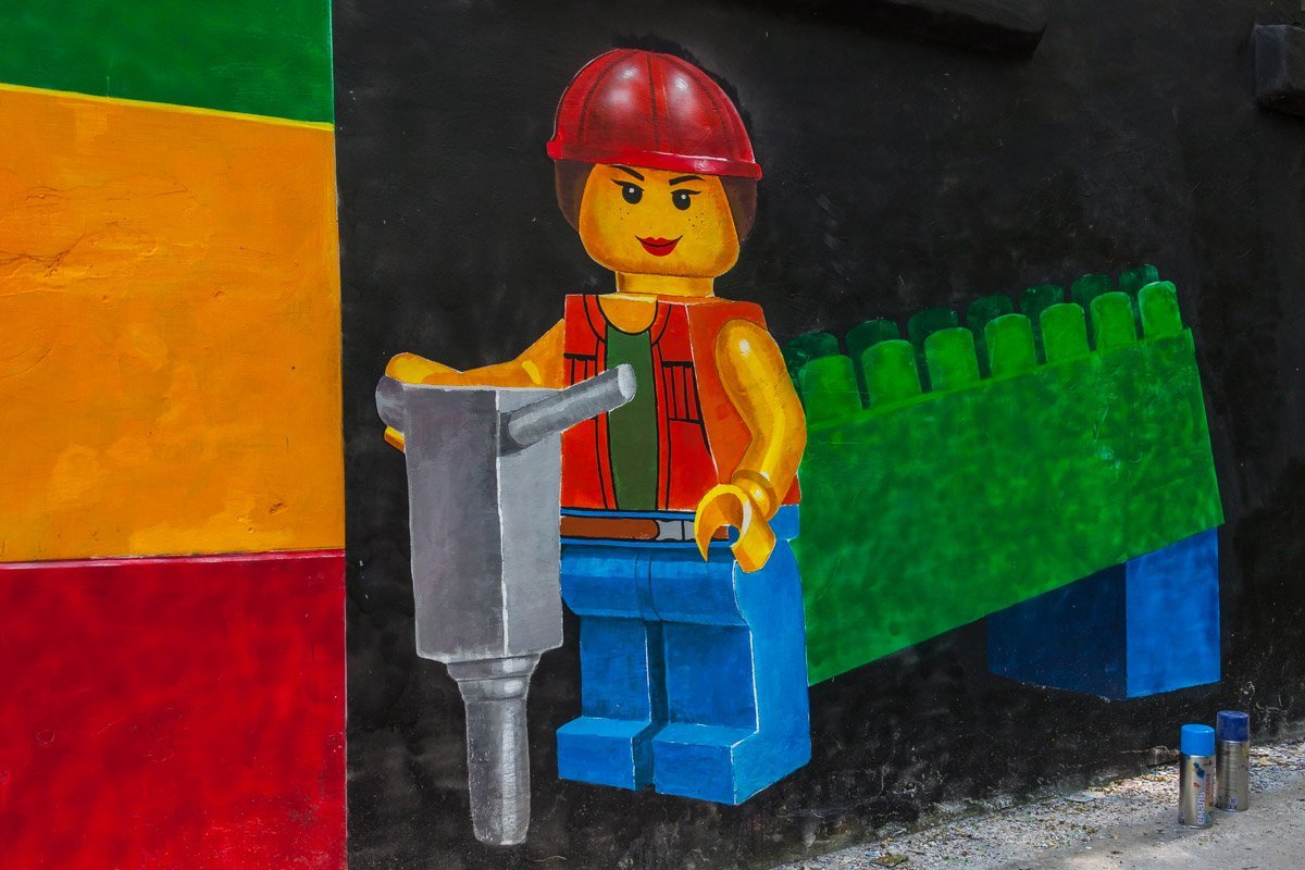 Изображение героев конструктора LEGO появилось в парке имени Лазаря Глобы Изображение героев конструктора LEGO появилось в парке имени Лазаря Глобы