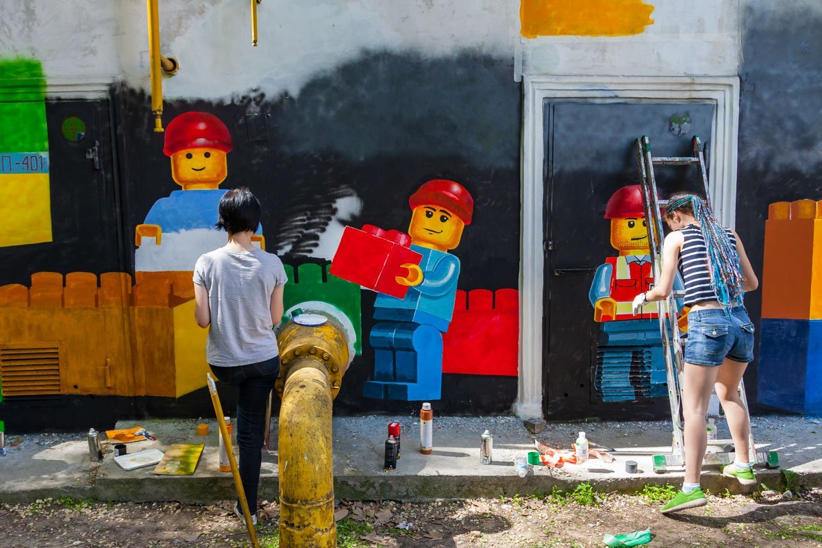 Над созданием необычного настенного рисунка работали волонтеры Над созданием необычного настенного рисунка работали волонтеры