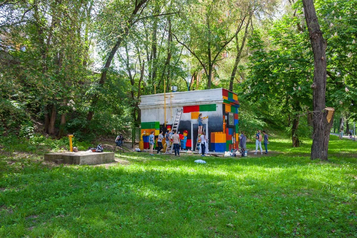 Граффити разнообразило парковый пейзаж Граффити разнообразило парковый пейзаж