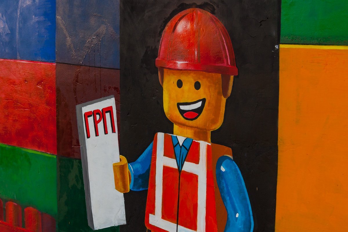 На фоне граффити можно сделать крутые фото На фоне граффити можно сделать крутые фото