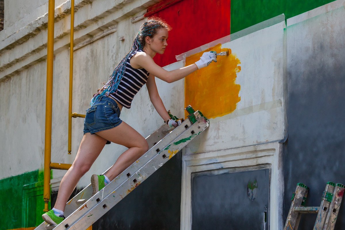 Молодые ребята создали красоту в парке Молодые ребята создали красоту в парке