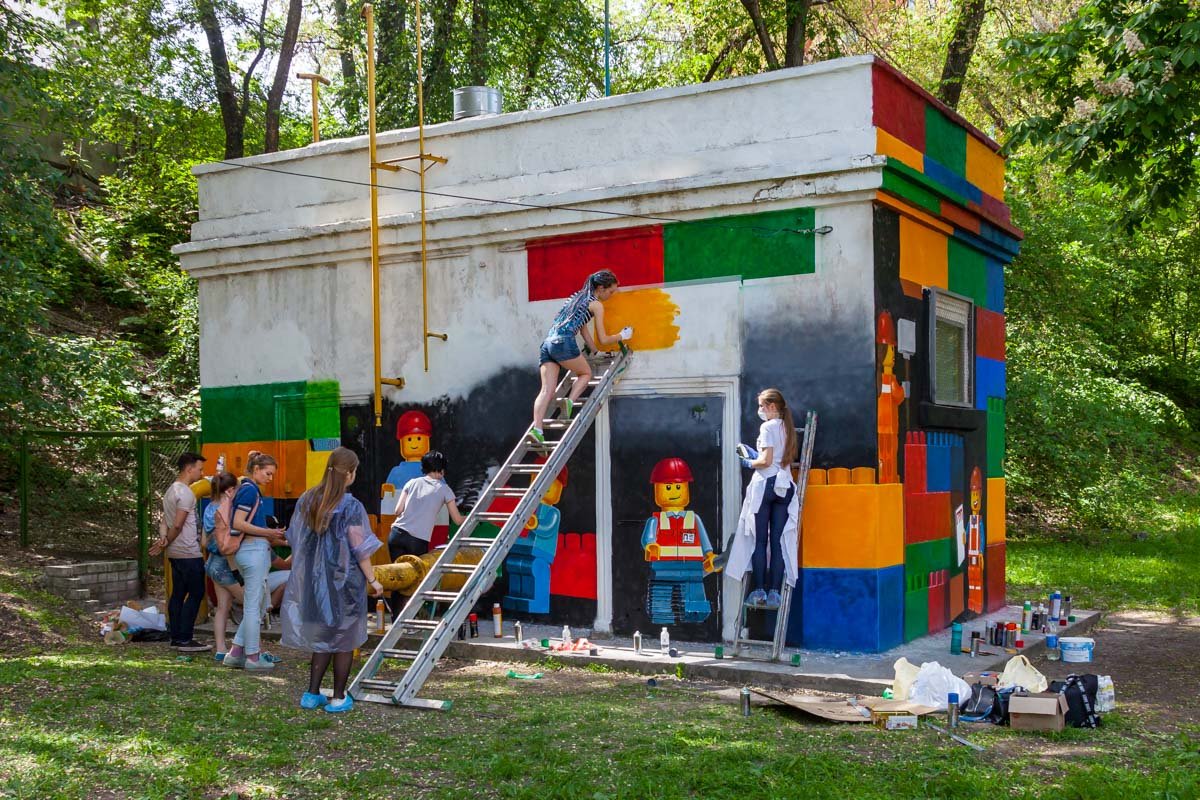 Волонтеры облагородили старое неопрятное здание Волонтеры облагородили старое неопрятное здание