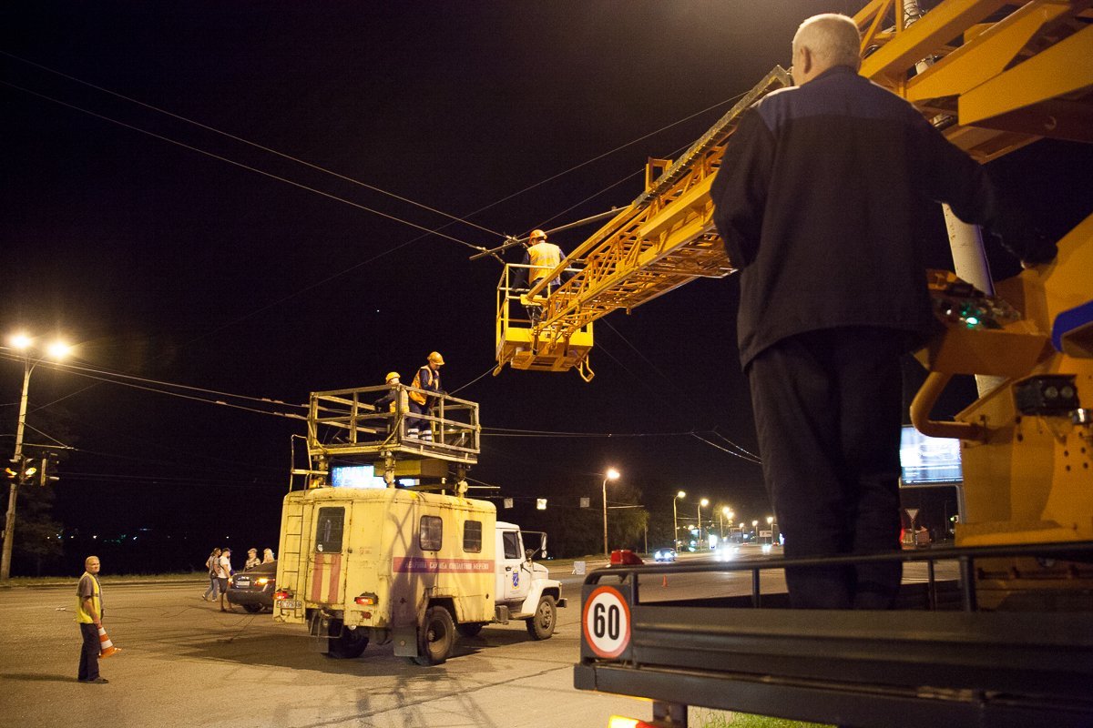 Мастера аварийной службы занимаются ликвидацией аварии Мастера аварийной службы занимаются ликвидацией аварии