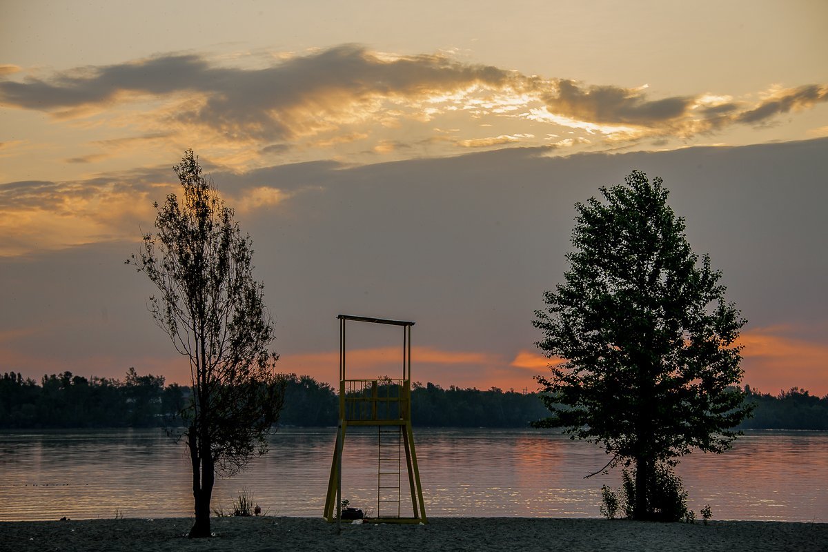 Пышные облака заслоняют утреннее солнце