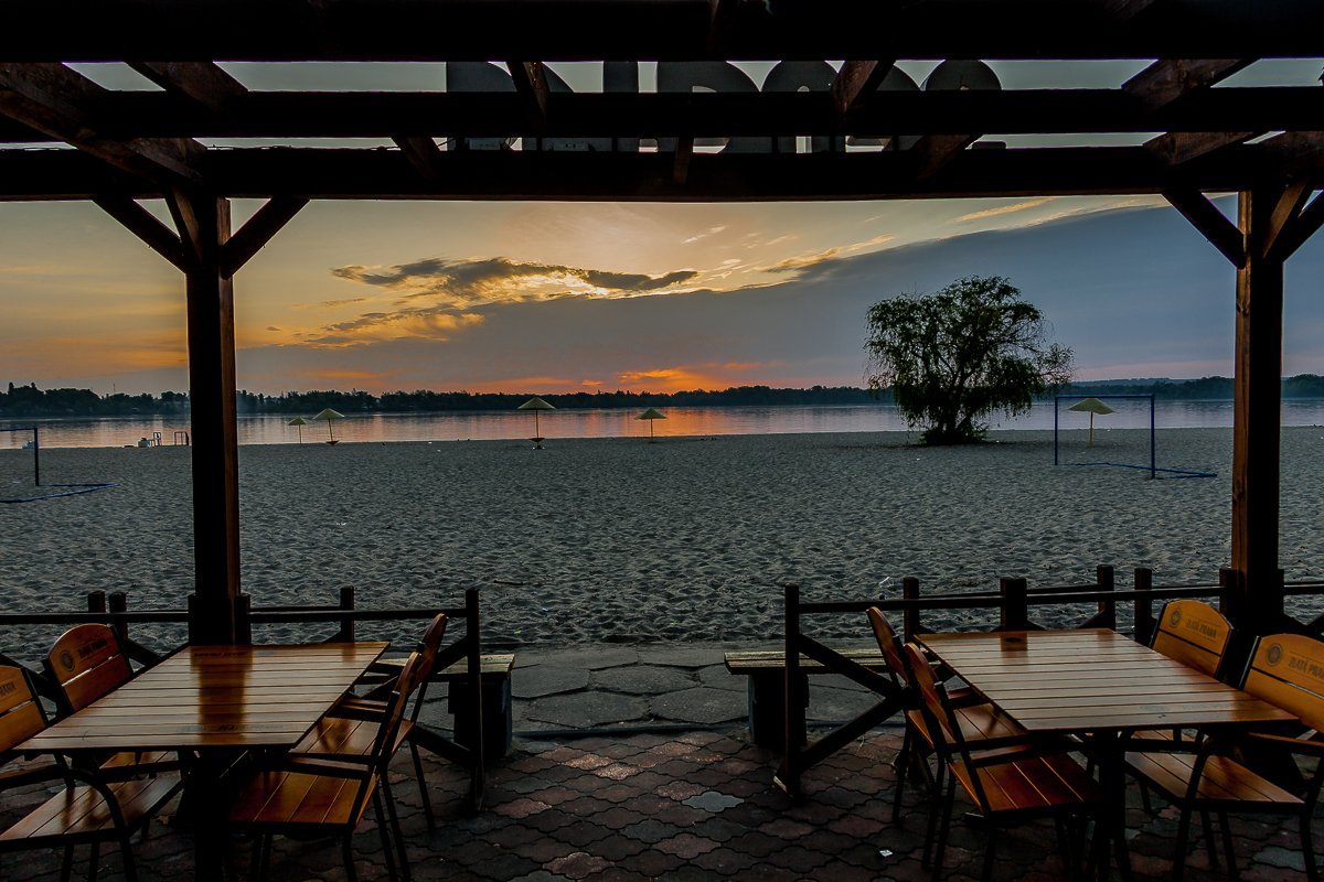 Скоро пляж наполнится шумными отдыхающими