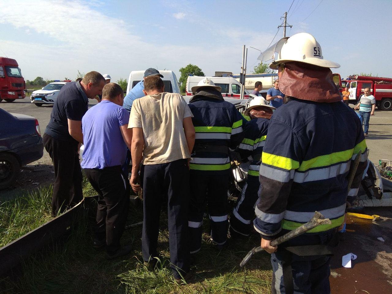 На Полтавском шоссе столкнулись ВАЗ и Renault На Полтавском шоссе столкнулись ВАЗ и Renault