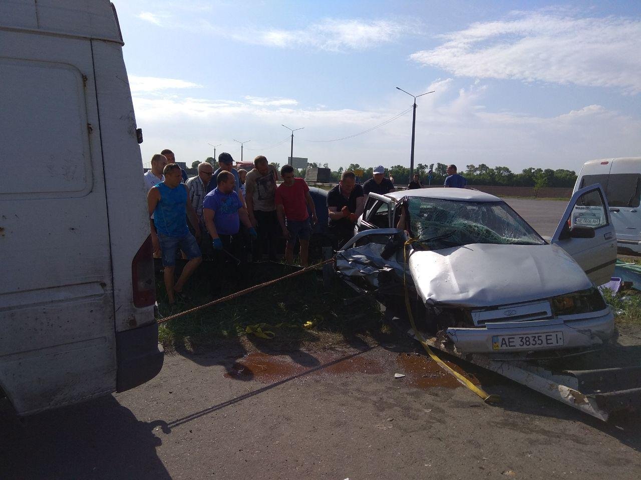 На место происшествия прибыли бригады "скорой" и спасателей На место происшествия прибыли бригады "скорой" и спасателей