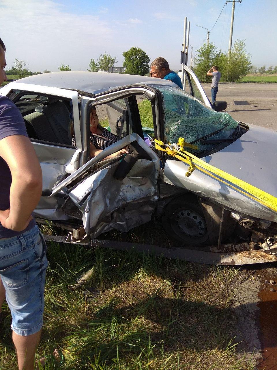 Женщину пришлось вырезать из автомобиля с помощью спецтехники Женщину пришлось вырезать из автомобиля с помощью спецтехники