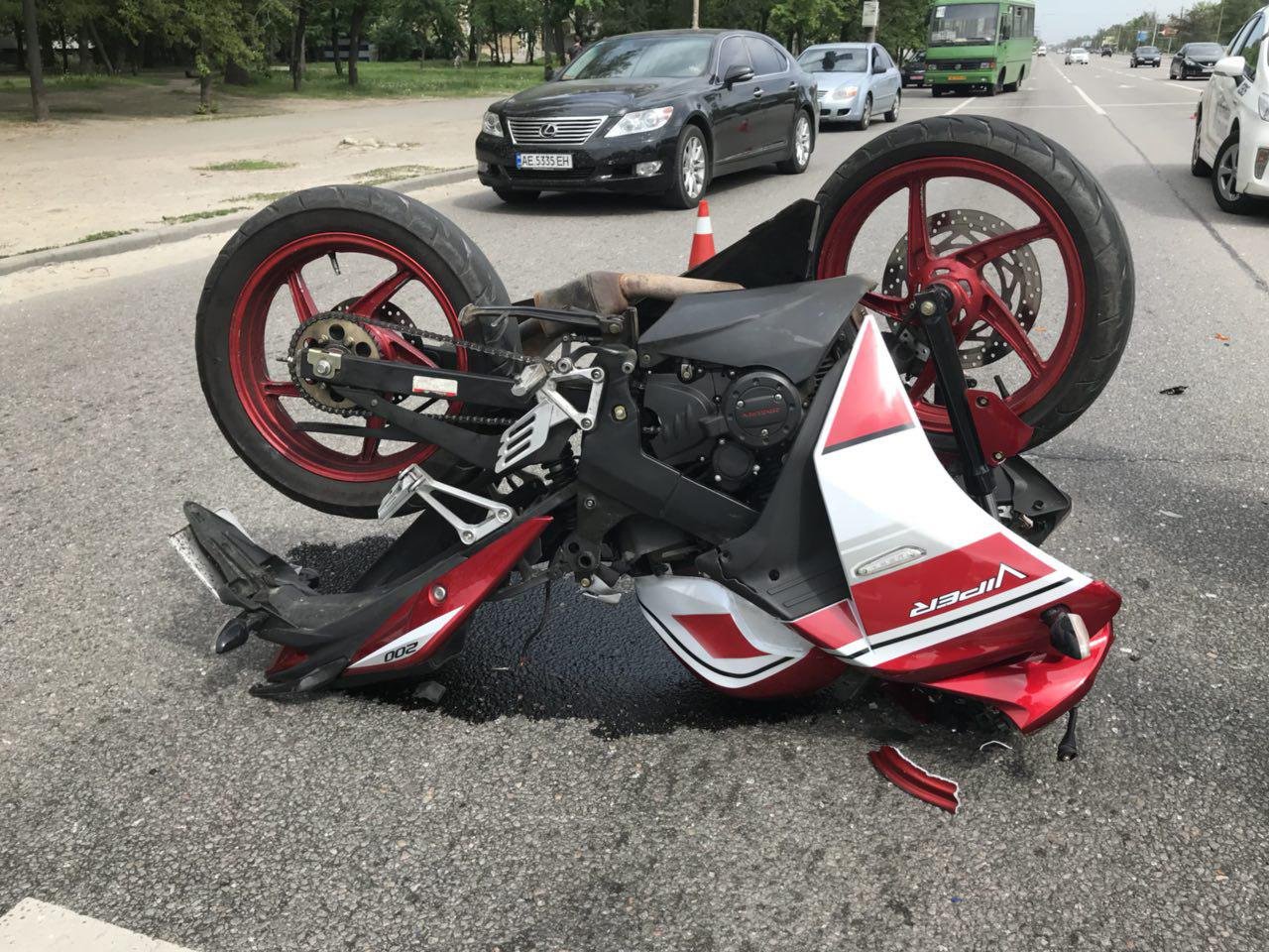 Из мотоцикла течет топливо