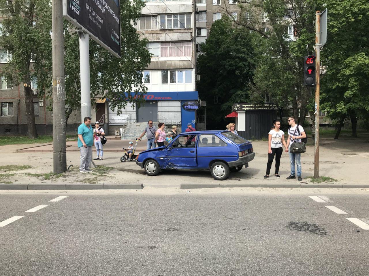 Таврия вылетела на тротуар и врезалась в столб