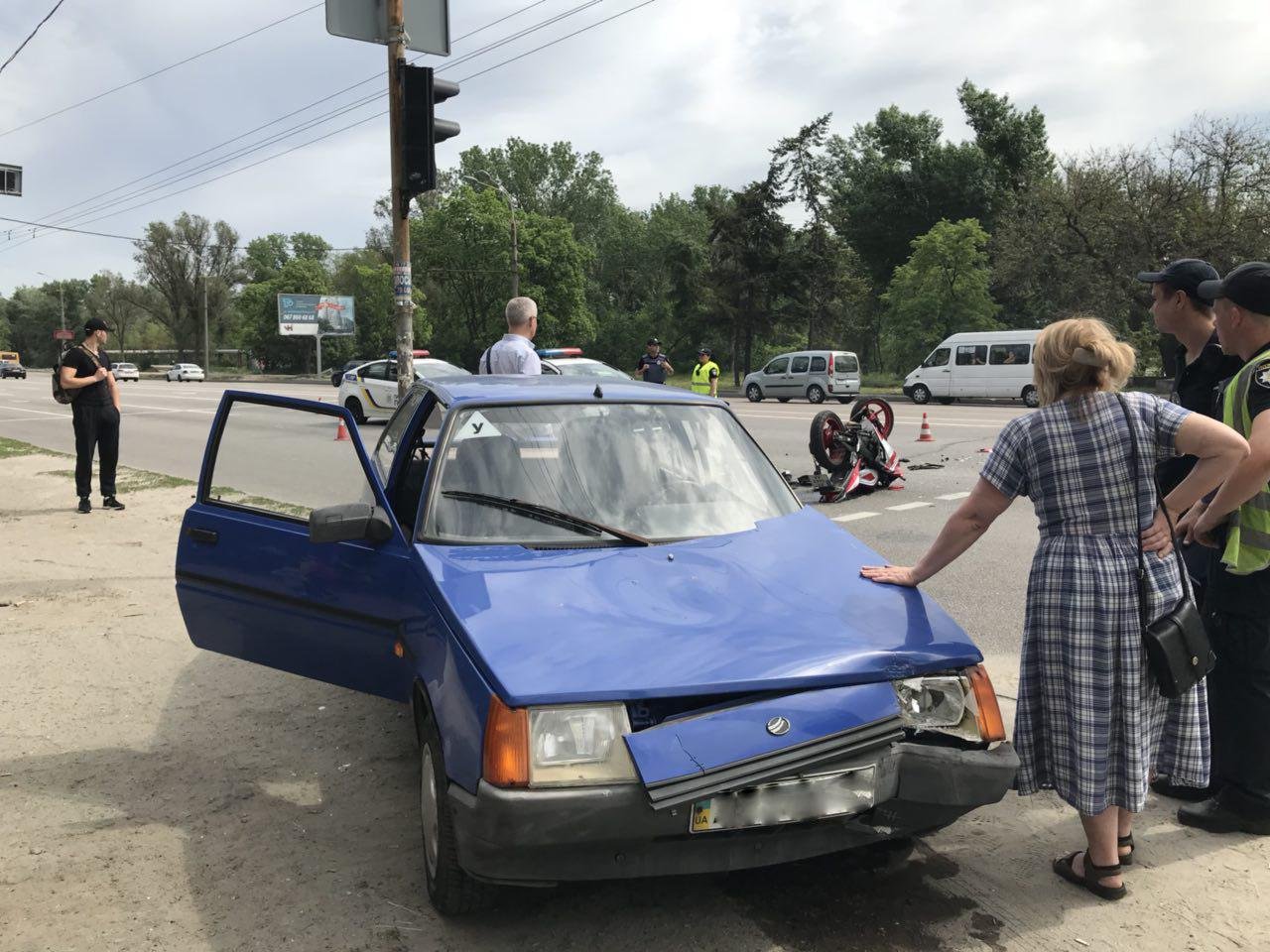 Автомобиль оказался на тротуаре