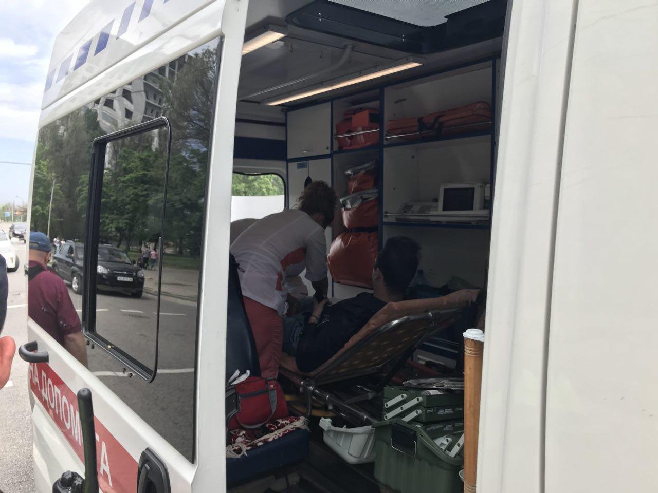 Водителю мотоцикла оказывали помощь медики