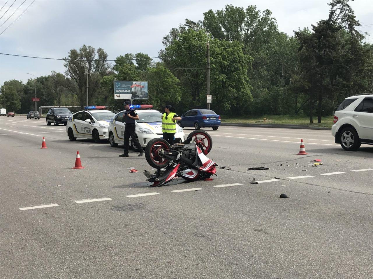 Место происшествия оградили, проезд слегка затруднен