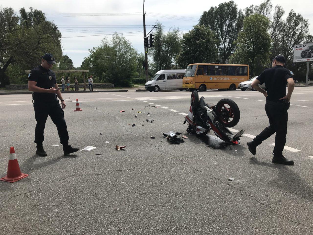 Осколки мотоцикла разбросаны по дороге