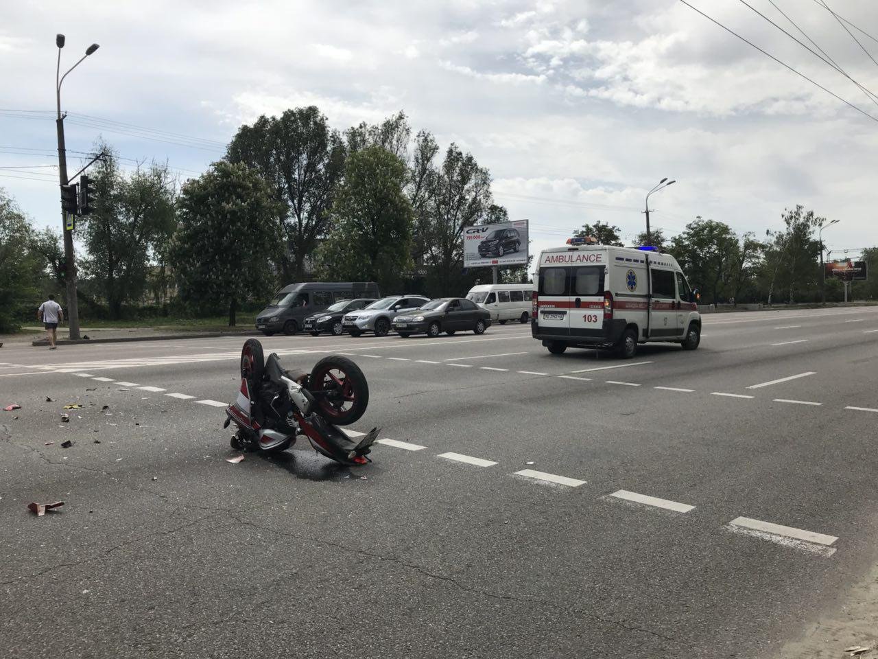 От удара мотоцикл развернуло