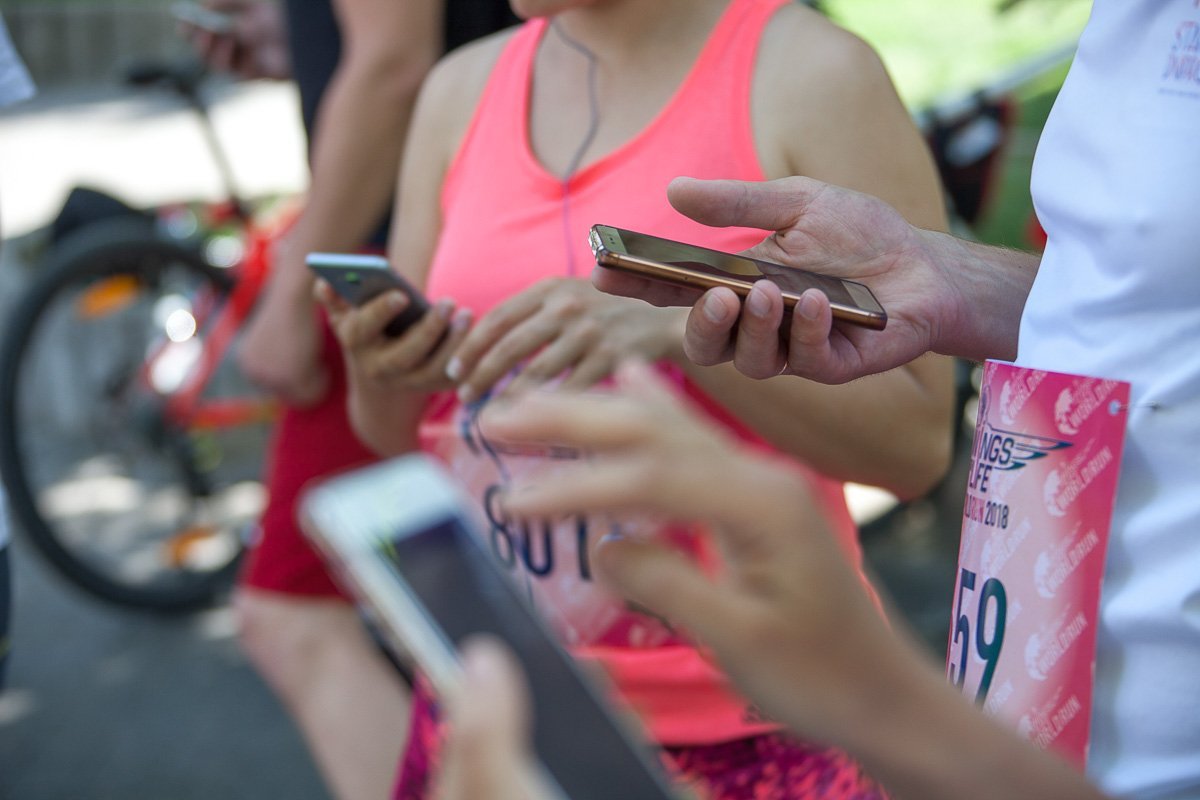 21-й век - даже бегать без смартфона нельзя 21-й век - даже бегать без смартфона нельзя