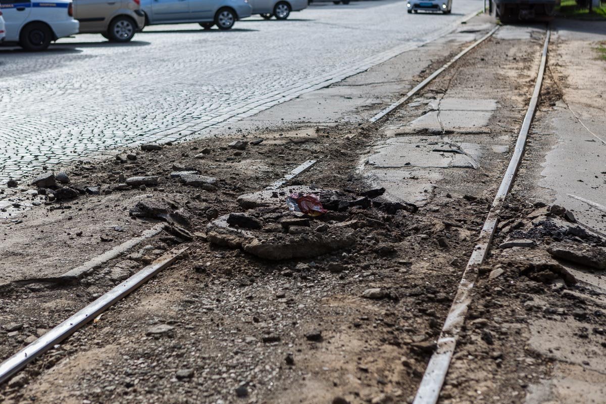 Трамвай оставил в асфальте глубокие борозды Трамвай оставил в асфальте глубокие борозды