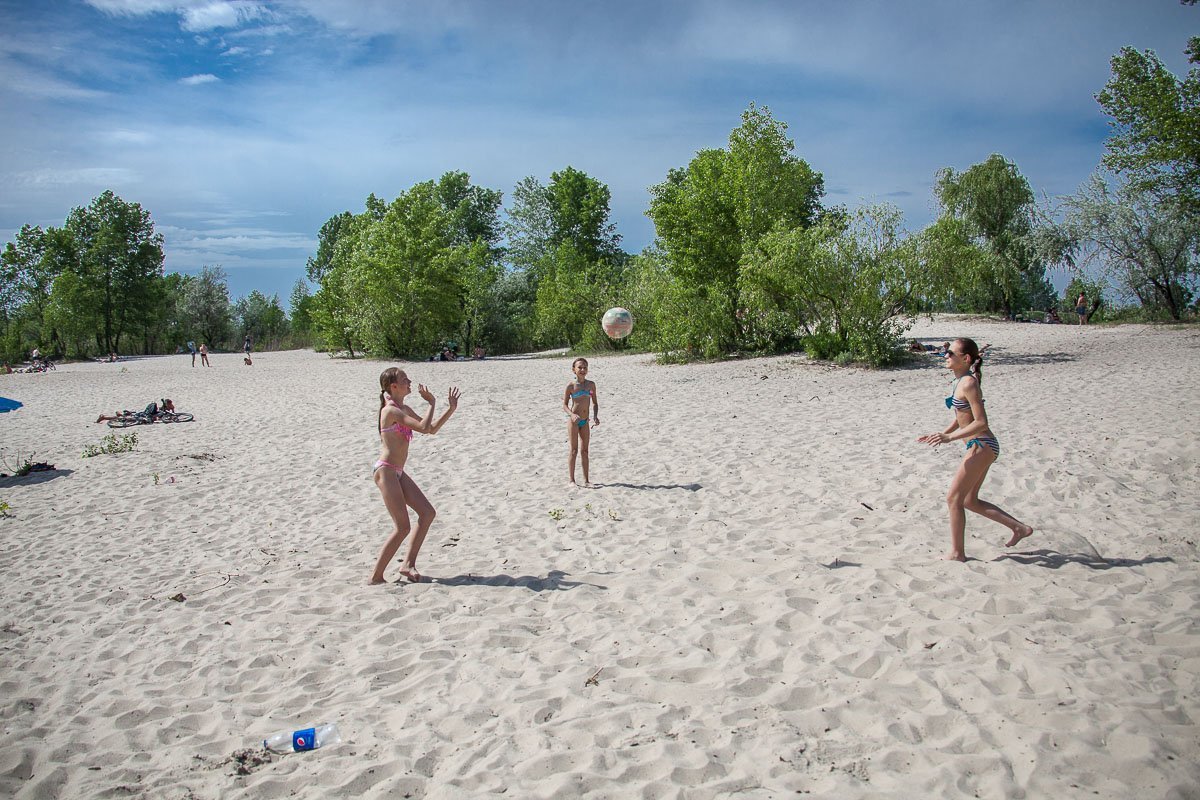Наконец-то можно перестать бросаться снежками. И начать бросаться песком. Наконец-то можно перестать бросаться снежками. И начать бросаться песком.