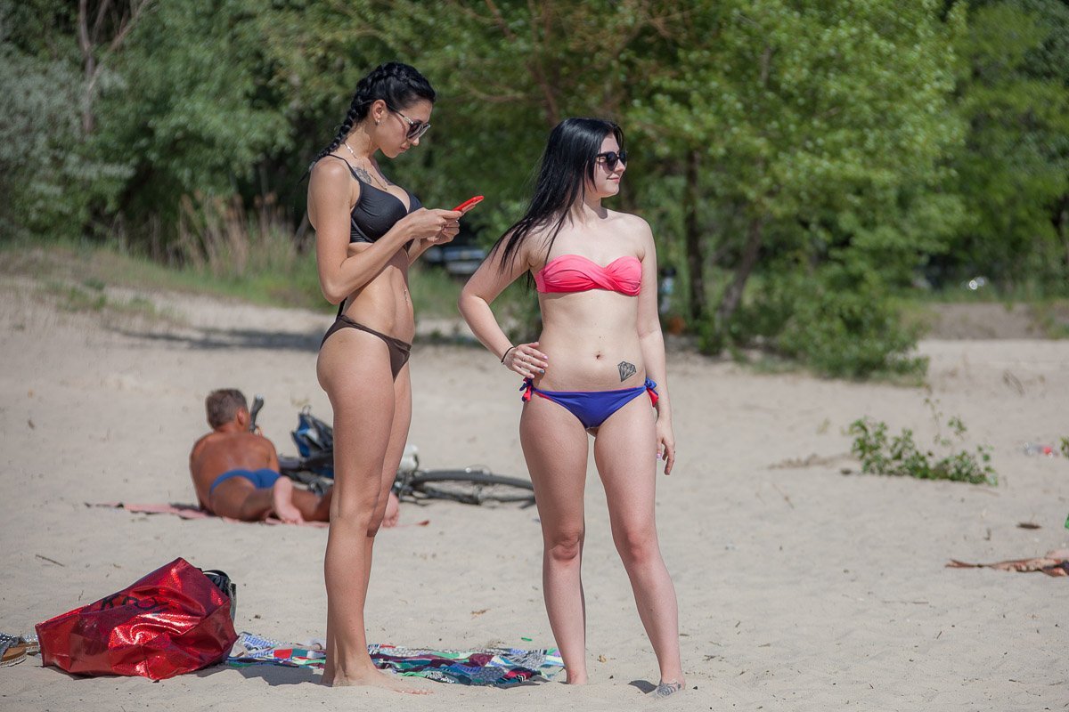 Сложно быть красивой, папарацци найдут даже на пляже Сложно быть красивой, папарацци найдут даже на пляже