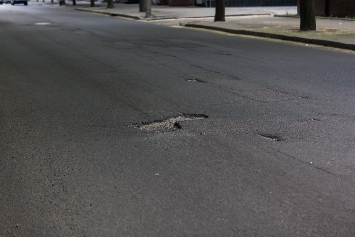 Тем не менее, уже где-то видны "свежие" ямы