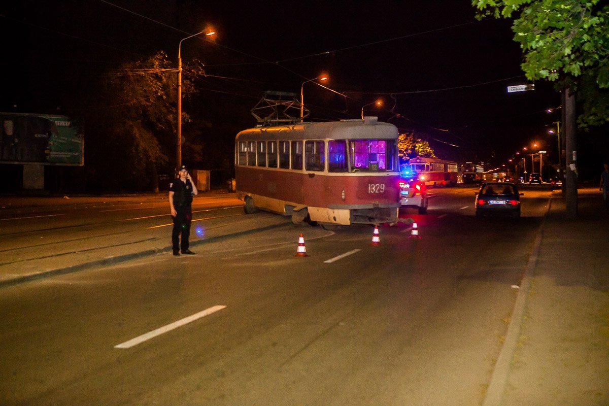 В тупике трамвая № 4 на улице Михаила Грушевского у трамвая №12 на ходу отпало колесо, в результате чего он сошел с рельс В тупике трамвая № 4 на улице Михаила Грушевского у трамвая №12 на ходу отпало колесо, в результате чего он сошел с рельс