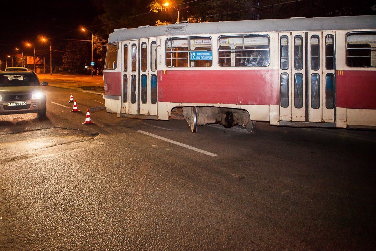 На выезде из тупика во втором вагоне от второй тележки отпала левая ось колесной пары На выезде из тупика во втором вагоне от второй тележки отпала левая ось колесной пары