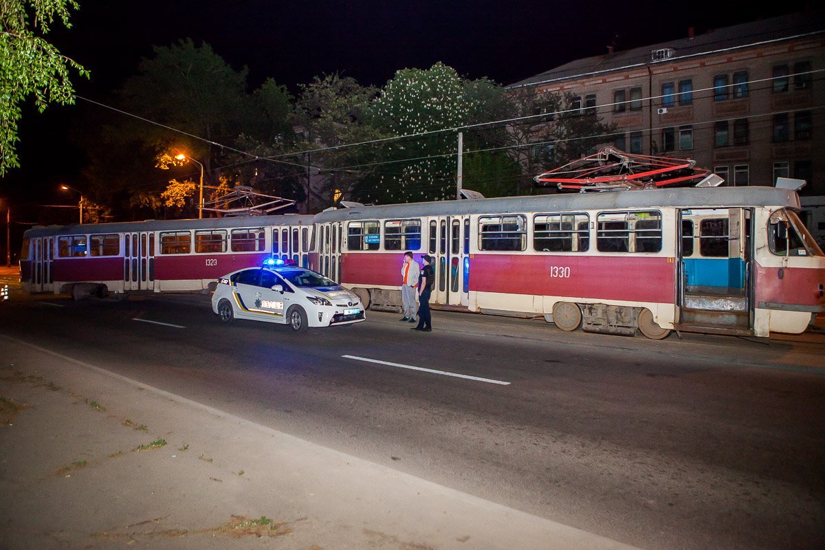 На месте происшествия работают сотрудники патрульной полиции На месте происшествия работают сотрудники патрульной полиции
