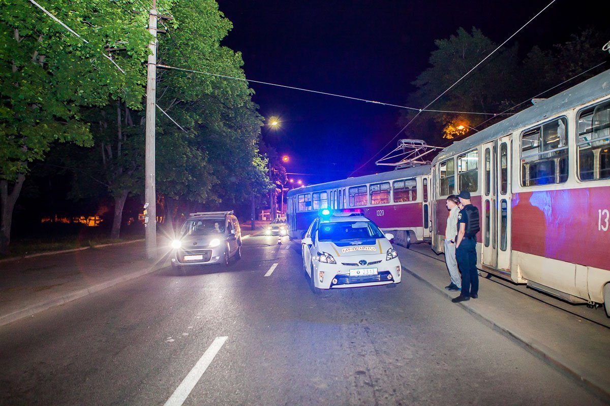 Движение на данном участке дороги затруднено Движение на данном участке дороги затруднено