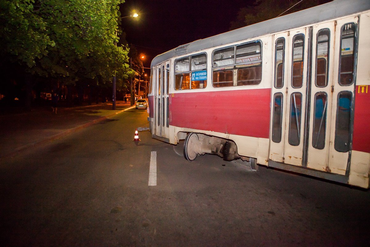 Один из вагонов развернуло перпендикулярно рельсам Один из вагонов развернуло перпендикулярно рельсам