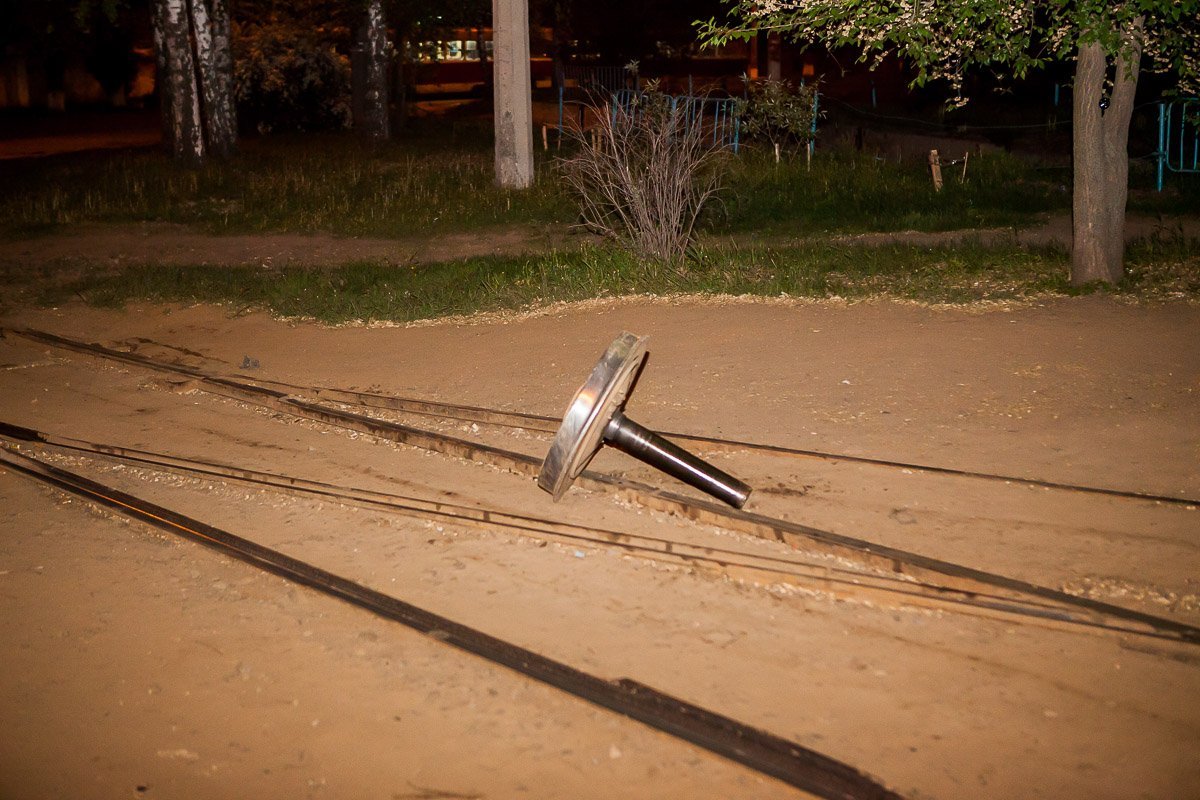 Водитель без одного колеса проехал еще несколько метров Водитель без одного колеса проехал еще несколько метров