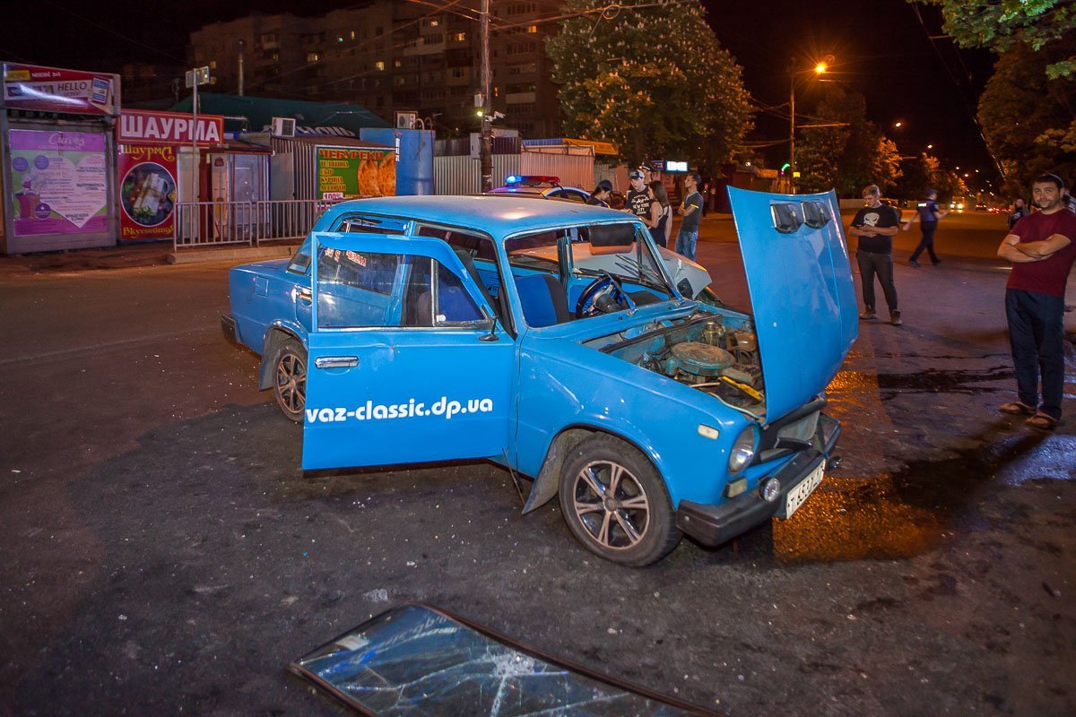 На улице Паникахи, напротив ТЦ "Терра", произошло ДТП с участием двух автомобилей - ВАЗ-2101  и Daewoo Lanos