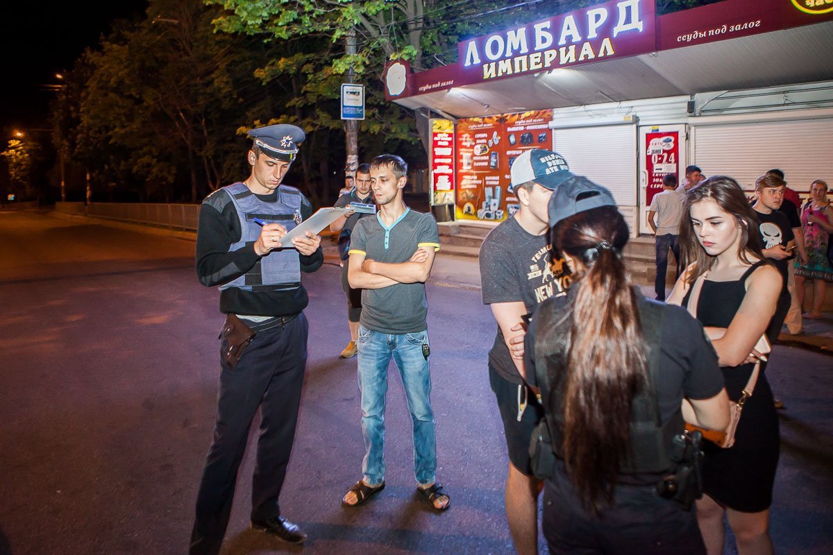 Сотрудники патрульной полиции опрашивают свидетелей ДТП