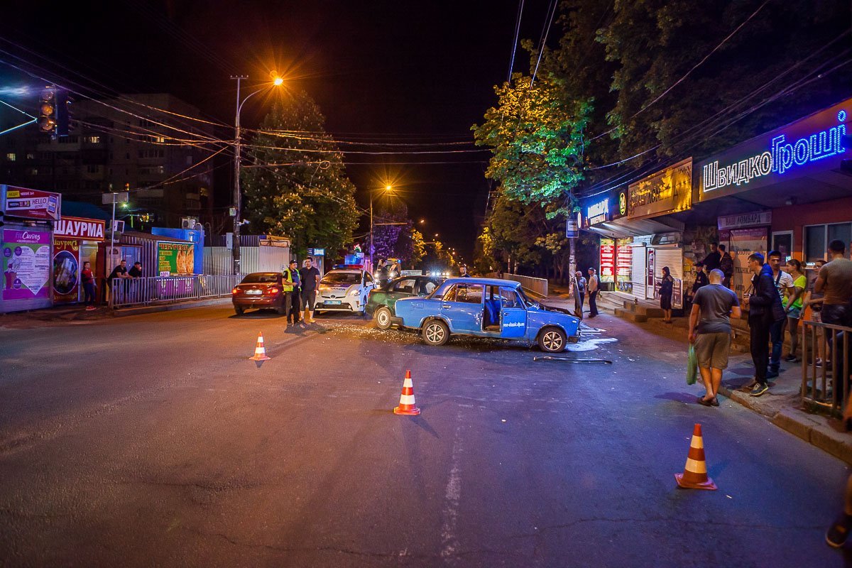 Автомобиль ВАЗ выезжал с парковки ТЦ "Терра" и не уступил дорогу Daewoo Lanos