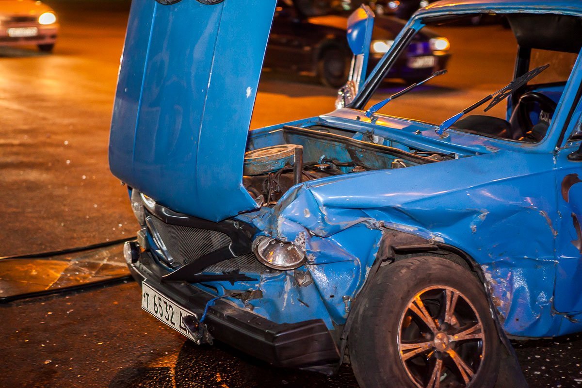 До приезда сотрудников полиции водитель ВАЗ скрылся с места аварии