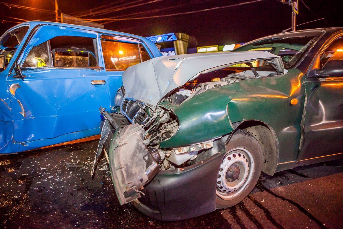 Оба автомобиля получили серьезные повреждения
