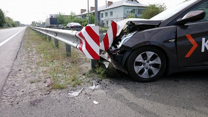 Hyundai от удара автомобилем ВАЗ влетел в отбойник