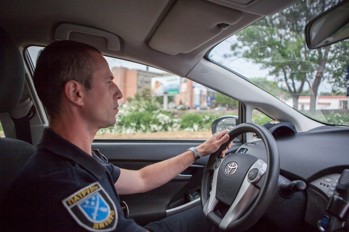 По правилам дорожного движения путь для проезда служб экстренного вызова должен быть свободным