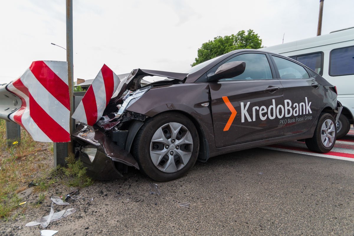 Hyundai прижал девочку к отбойнику