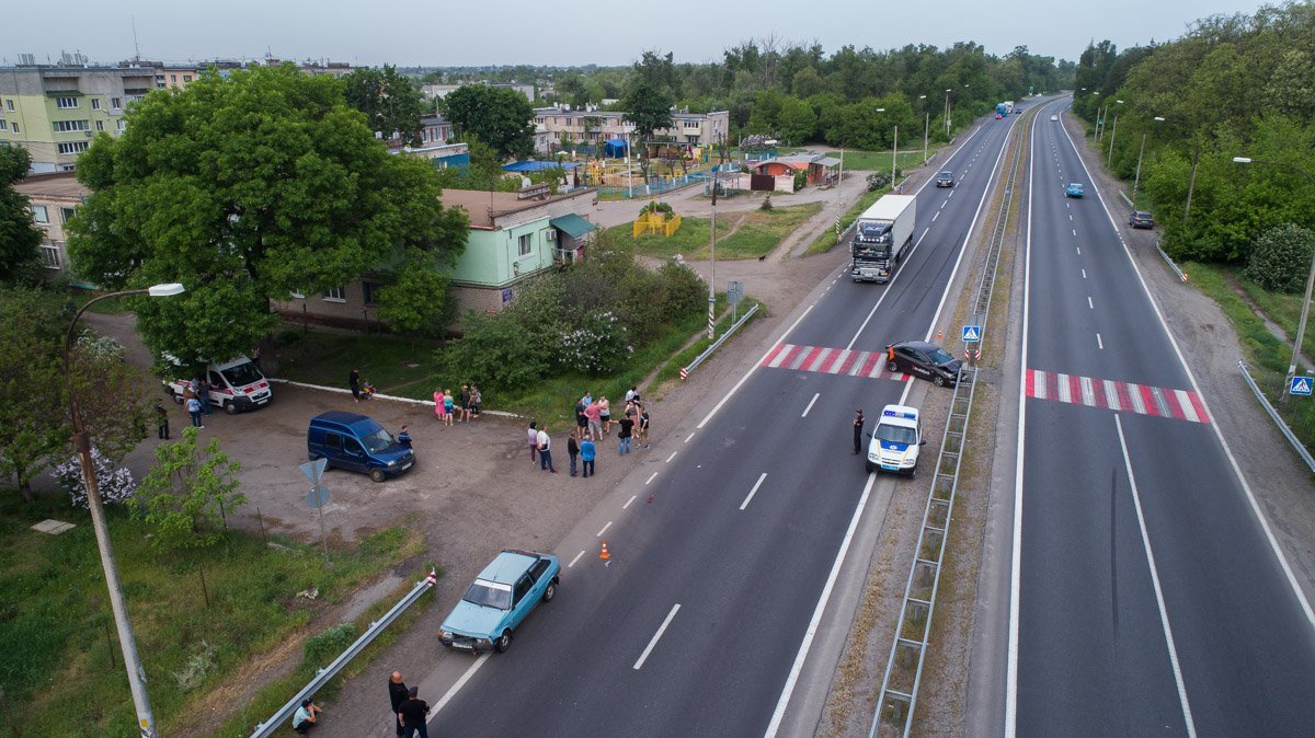 К месту происшествия сразу вышли местные жители