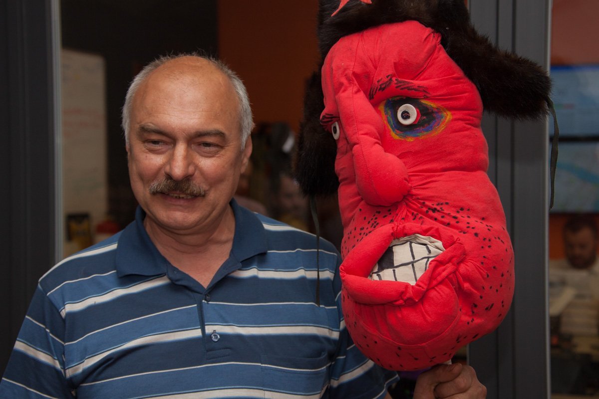 На пресс-конференцию принесли чучело ватника На пресс-конференцию принесли чучело ватника